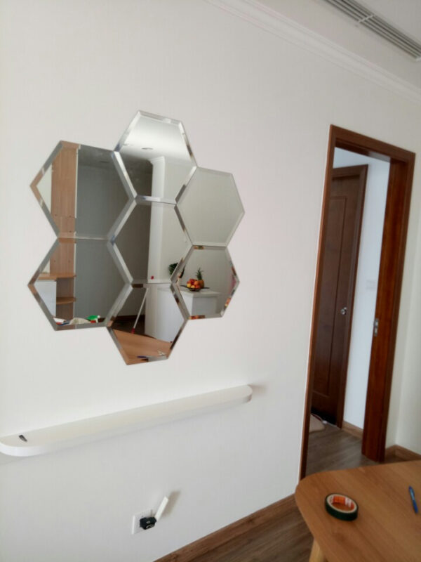 Gương ghép hình lục giác trang trí phòng khách