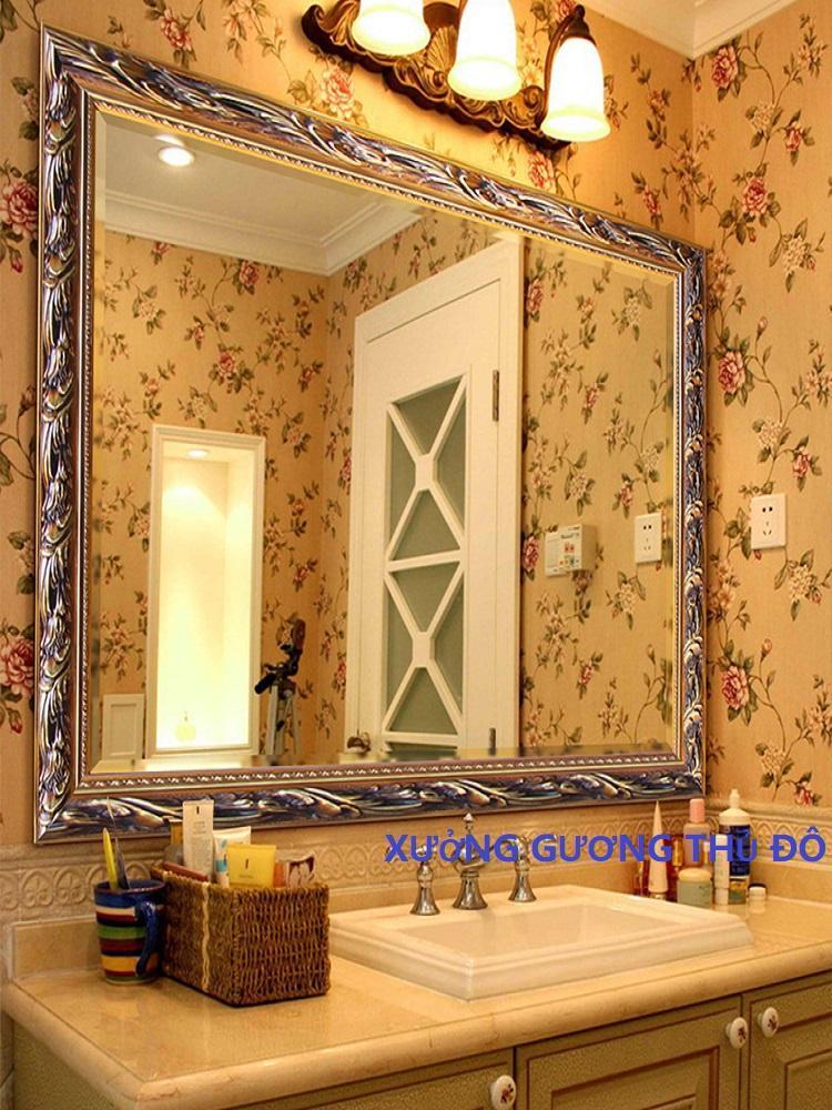 Khung gương nhà tắm giả gỗ: Nếu bạn thích phong cách đồ nội thất natural và nhẹ nhàng, khung gương nhà tắm giả gỗ sẽ là sự lựa chọn hoàn hảo. Thiết kế đơn giản nhưng không kém phần tinh tế, gương này sẽ mang đến tạo hóa không gian tắm thư giãn và ấm áp.