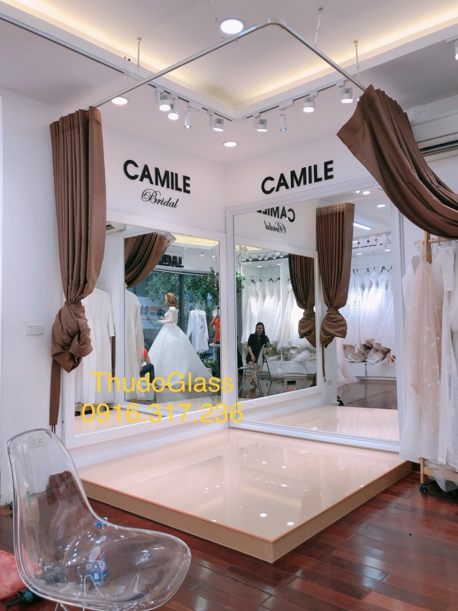Gương tiệm thời trang quần áo váy cưới